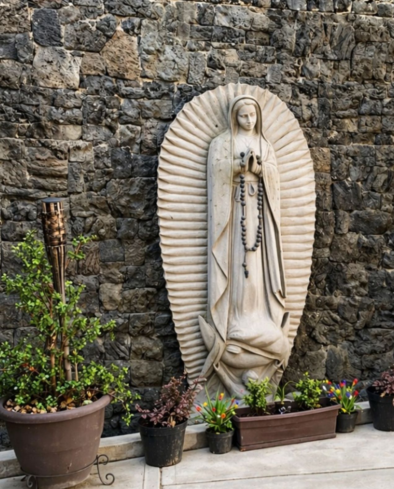 Virgen con Fuente Llorona
